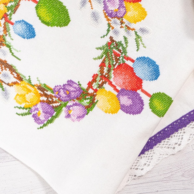 haftowane motywy na tkaninie